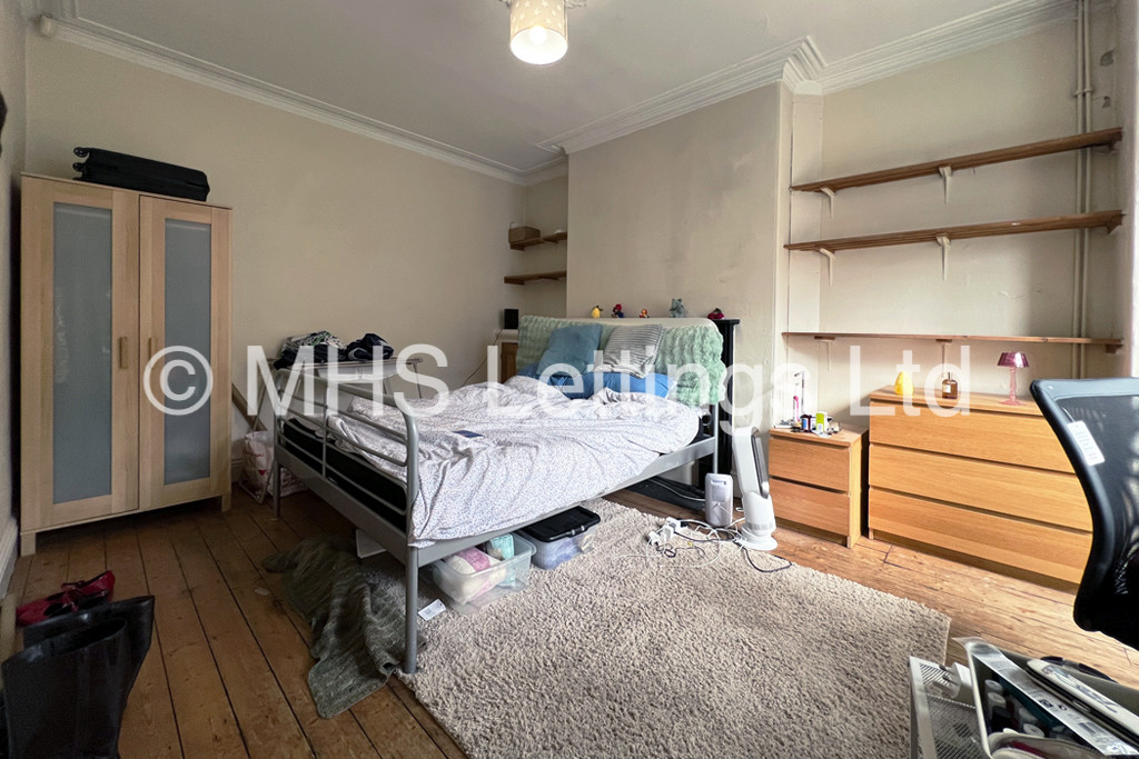 Photo of 3 Bedroom Mid Terraced House in 12 Pearson Terrace, Leeds, LS6 1HZ