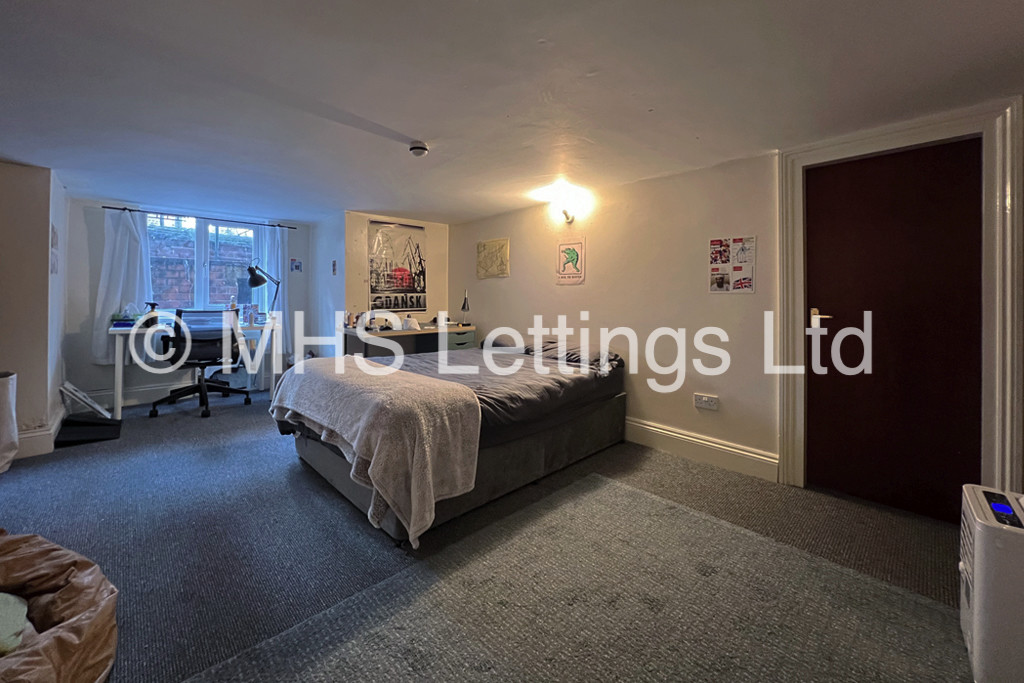 Photo of 7 Bedroom Mid Terraced House in 24 Regent Park Terrace, Leeds, LS6 2AX