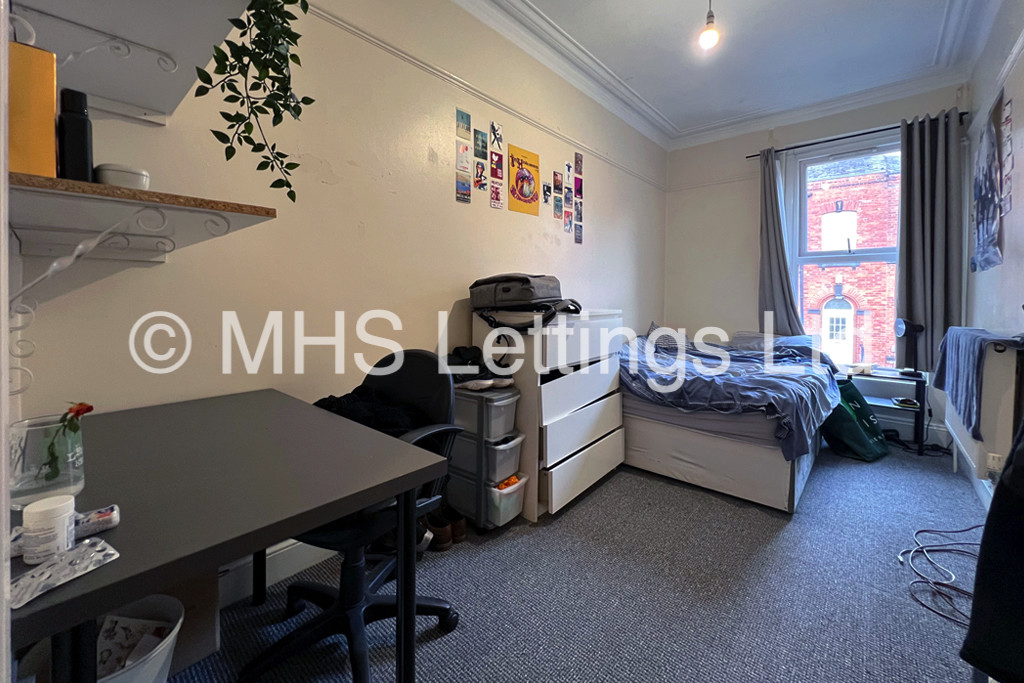 Photo of 7 Bedroom Mid Terraced House in 24 Regent Park Terrace, Leeds, LS6 2AX