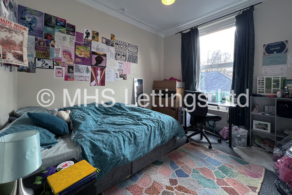 Photo of 7 Bedroom Mid Terraced House in 24 Regent Park Terrace, Leeds, LS6 2AX