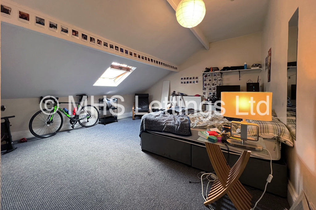 Photo of 7 Bedroom Mid Terraced House in 24 Regent Park Terrace, Leeds, LS6 2AX