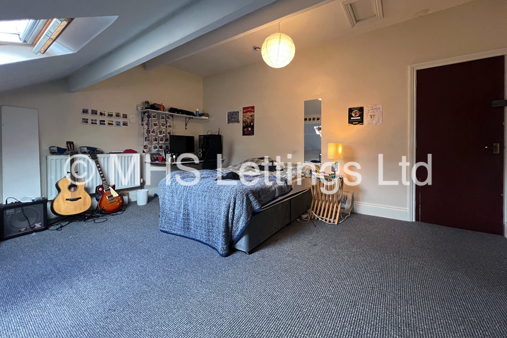 Photo of 7 Bedroom Mid Terraced House in 24 Regent Park Terrace, Leeds, LS6 2AX