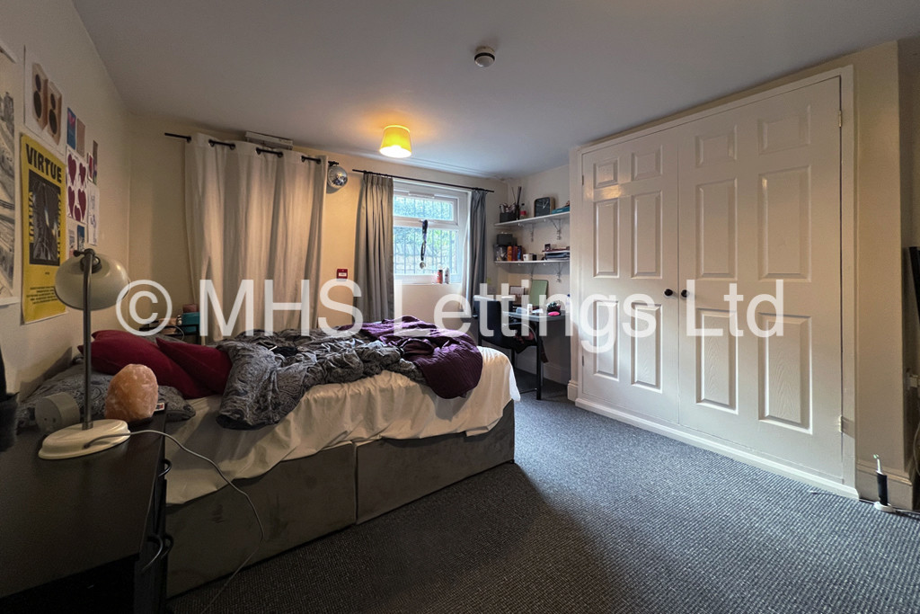 Photo of 7 Bedroom Mid Terraced House in 24 Regent Park Terrace, Leeds, LS6 2AX