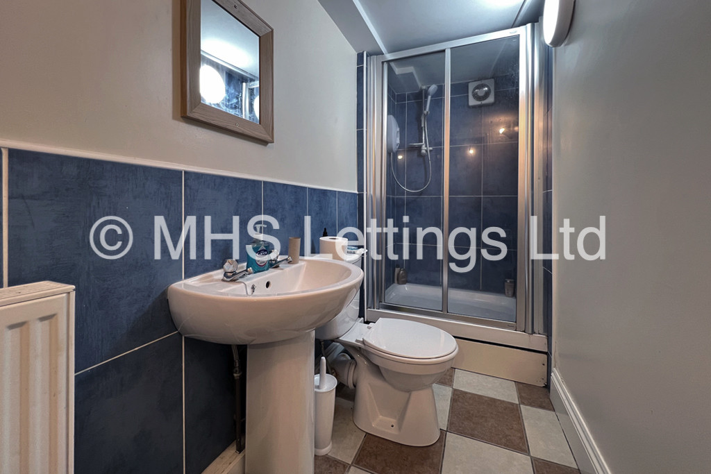Photo of 7 Bedroom Mid Terraced House in 24 Regent Park Terrace, Leeds, LS6 2AX