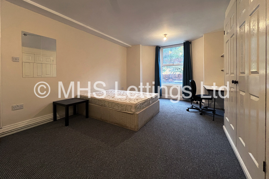 Photo of 7 Bedroom Mid Terraced House in 9 Kensington Terrace, Leeds, LS6 1BE