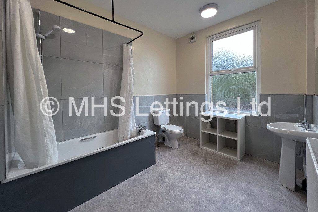 Photo of 7 Bedroom Mid Terraced House in 9 Kensington Terrace, Leeds, LS6 1BE