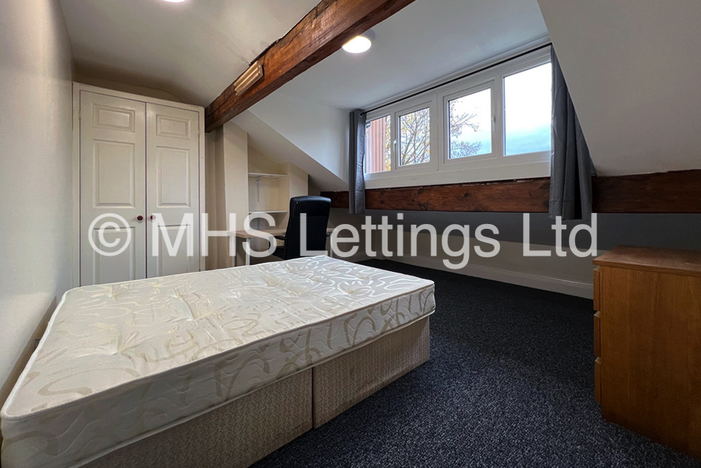 Photo of 7 Bedroom Mid Terraced House in 9 Kensington Terrace, Leeds, LS6 1BE