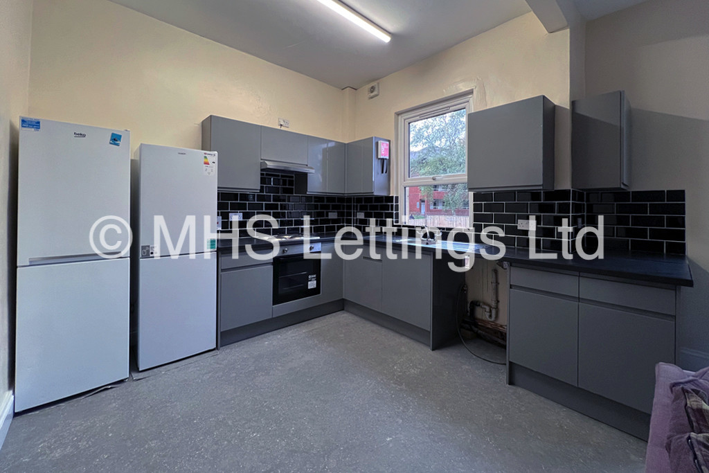 Photo of 7 Bedroom Mid Terraced House in 9 Kensington Terrace, Leeds, LS6 1BE