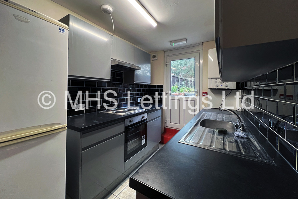 Photo of 7 Bedroom Mid Terraced House in 9 Kensington Terrace, Leeds, LS6 1BE