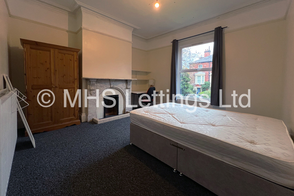 Photo of 7 Bedroom Mid Terraced House in 9 Kensington Terrace, Leeds, LS6 1BE