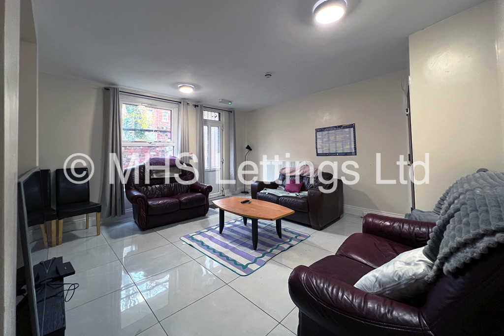 Photo of 7 Bedroom Mid Terraced House in 32 Hyde Park Terrace, Leeds, LS6 1BJ