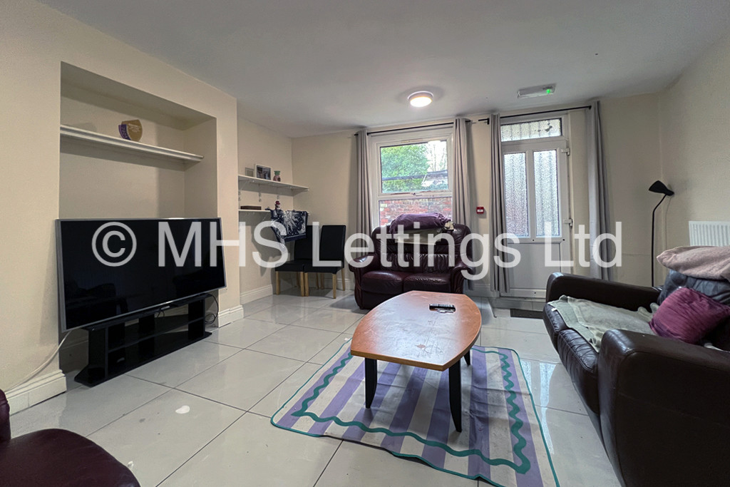 Photo of 7 Bedroom Mid Terraced House in 32 Hyde Park Terrace, Leeds, LS6 1BJ