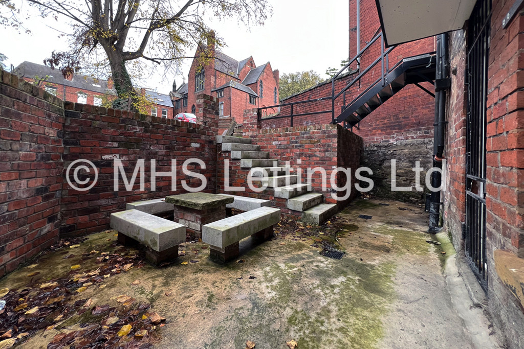 Photo of 7 Bedroom Mid Terraced House in 32 Hyde Park Terrace, Leeds, LS6 1BJ