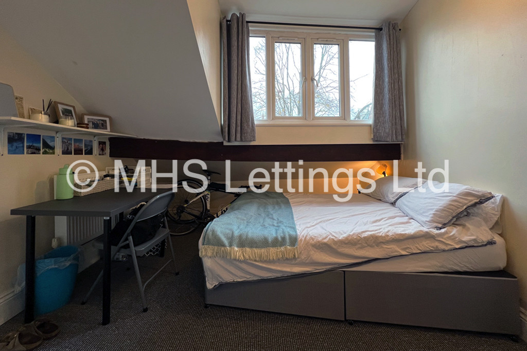 Photo of 7 Bedroom Mid Terraced House in 32 Hyde Park Terrace, Leeds, LS6 1BJ