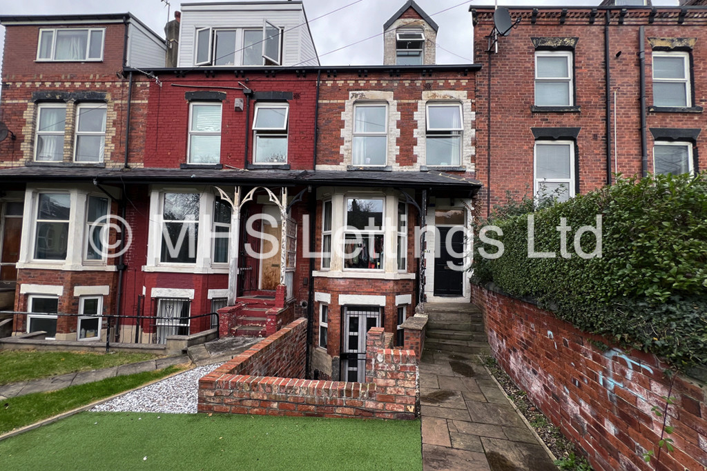 Photo of 7 Bedroom Mid Terraced House in 32 Hyde Park Terrace, Leeds, LS6 1BJ