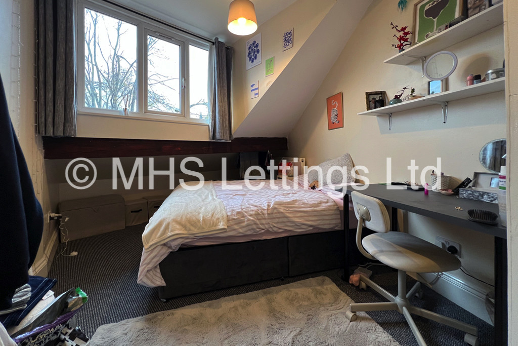 Photo of 7 Bedroom Mid Terraced House in 32 Hyde Park Terrace, Leeds, LS6 1BJ