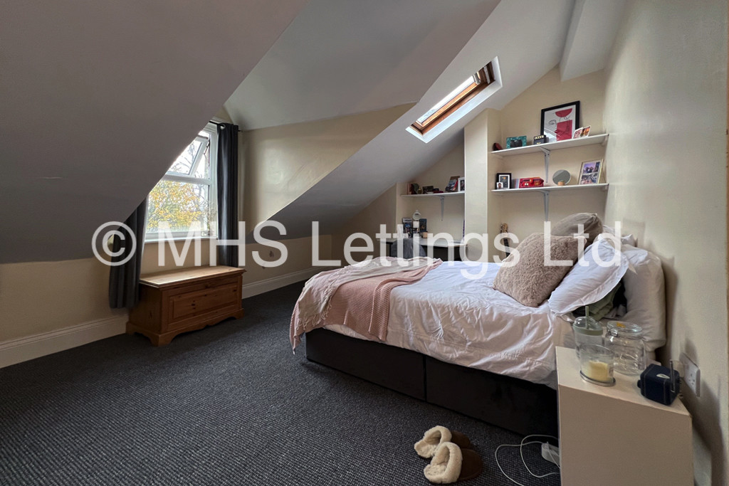 Photo of 7 Bedroom Mid Terraced House in 32 Hyde Park Terrace, Leeds, LS6 1BJ