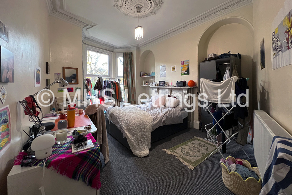 Photo of 7 Bedroom Mid Terraced House in 32 Hyde Park Terrace, Leeds, LS6 1BJ