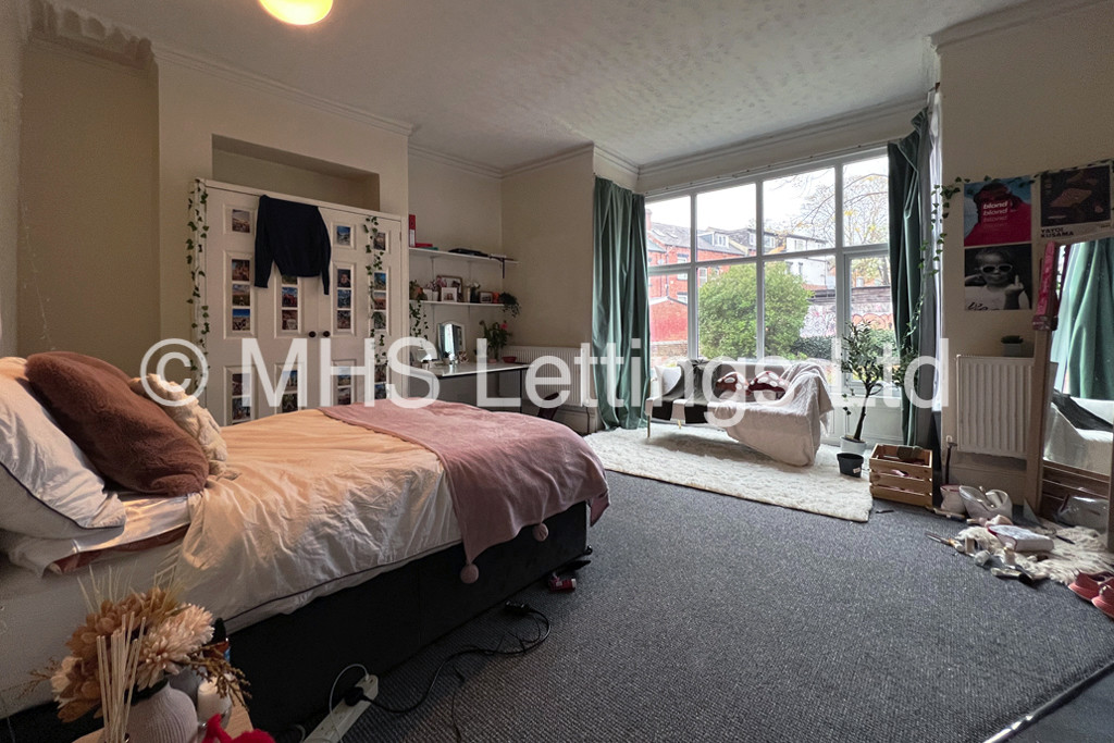 Photo of 7 Bedroom Mid Terraced House in 32 Hyde Park Terrace, Leeds, LS6 1BJ