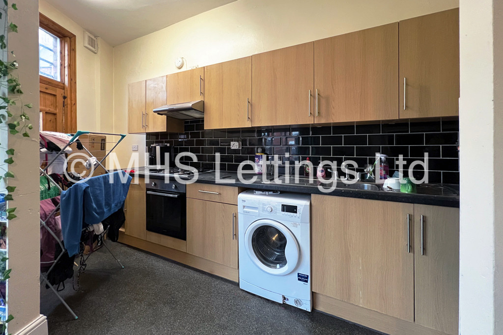 Photo of 7 Bedroom Mid Terraced House in 32 Hyde Park Terrace, Leeds, LS6 1BJ