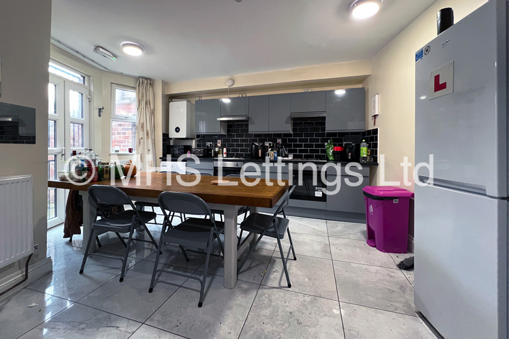 Photo of 7 Bedroom Mid Terraced House in 32 Hyde Park Terrace, Leeds, LS6 1BJ