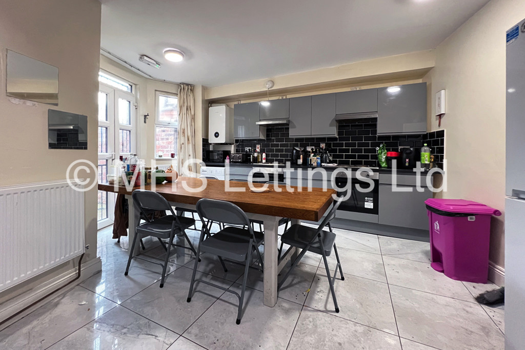 Photo of 7 Bedroom Mid Terraced House in 32 Hyde Park Terrace, Leeds, LS6 1BJ