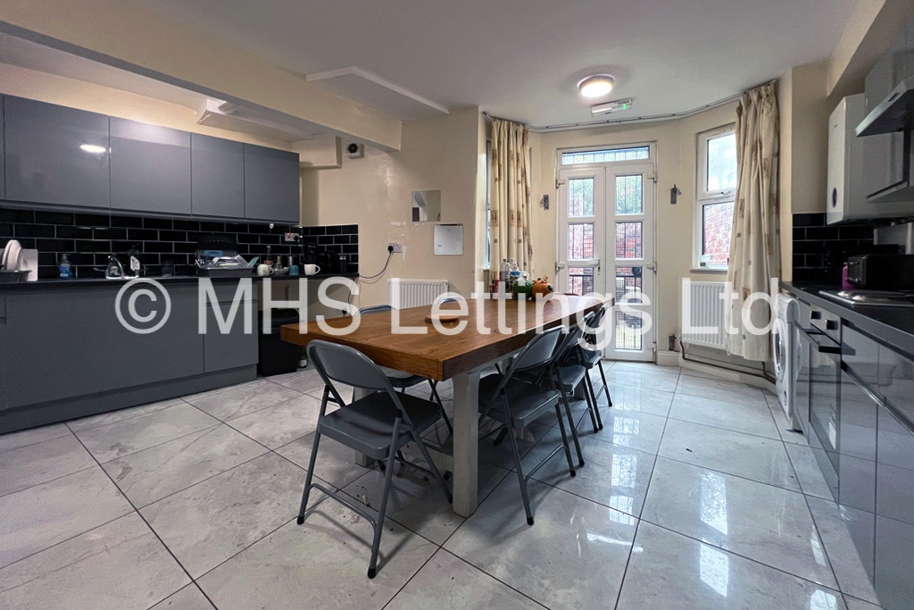 Photo of 7 Bedroom Mid Terraced House in 32 Hyde Park Terrace, Leeds, LS6 1BJ