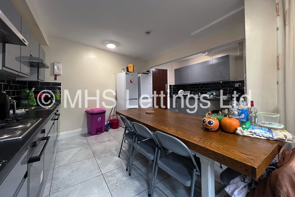 Photo of 7 Bedroom Mid Terraced House in 32 Hyde Park Terrace, Leeds, LS6 1BJ