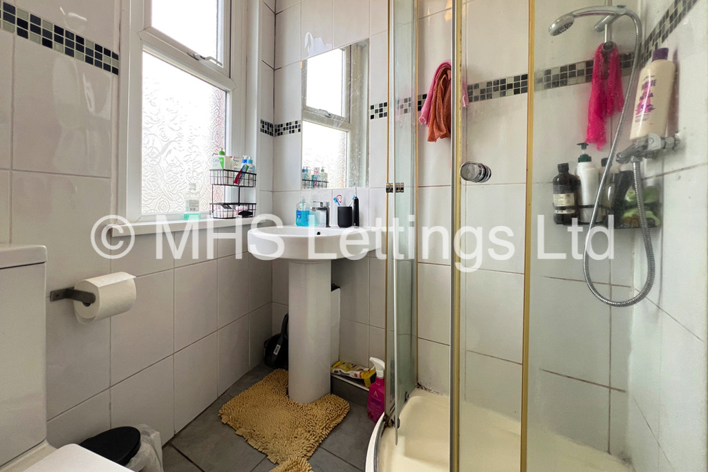 Photo of 1 Bedroom End Terraced House in Double Room, 10 Glossop View, Leeds, LS6 2LQ