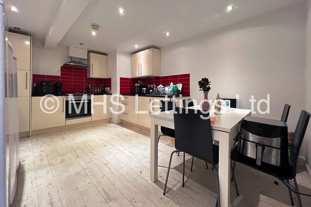 Photo of 1 Bedroom End Terraced House in Double Room, 10 Glossop View, Leeds, LS6 2LQ