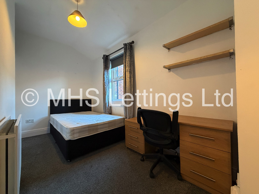 Photo of 2 Bedroom Maisonette in 175b Kirkstall Lane, Leeds, LS6 3EJ