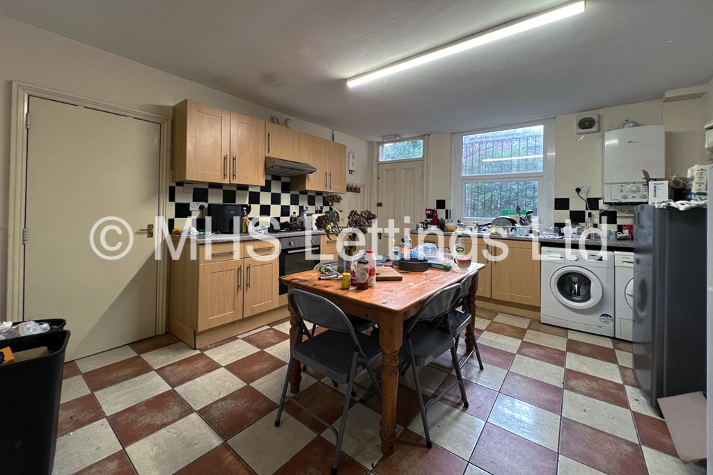 Photo of 5 Bedroom Mid Terraced House in 41 Victoria Road, Leeds, LS6 1AS