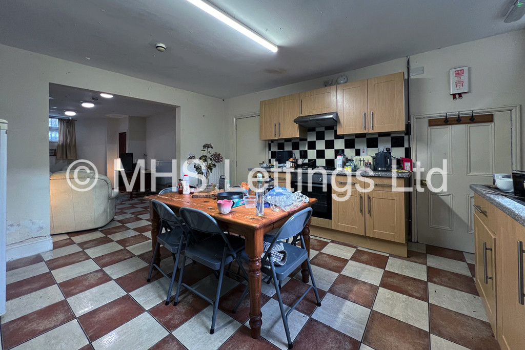 Photo of 5 Bedroom Mid Terraced House in 41 Victoria Road, Leeds, LS6 1AS