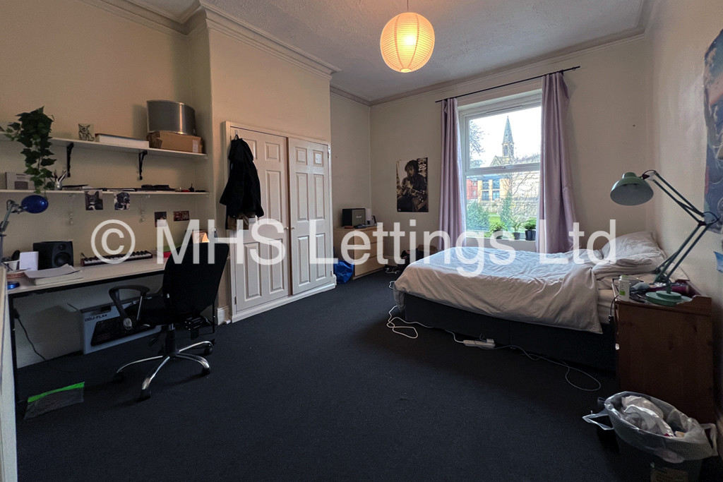 Photo of 5 Bedroom Mid Terraced House in 41 Victoria Road, Leeds, LS6 1AS