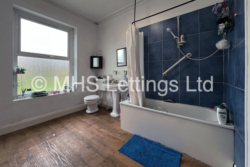 Photo of 5 Bedroom Mid Terraced House in 41 Victoria Road, Leeds, LS6 1AS