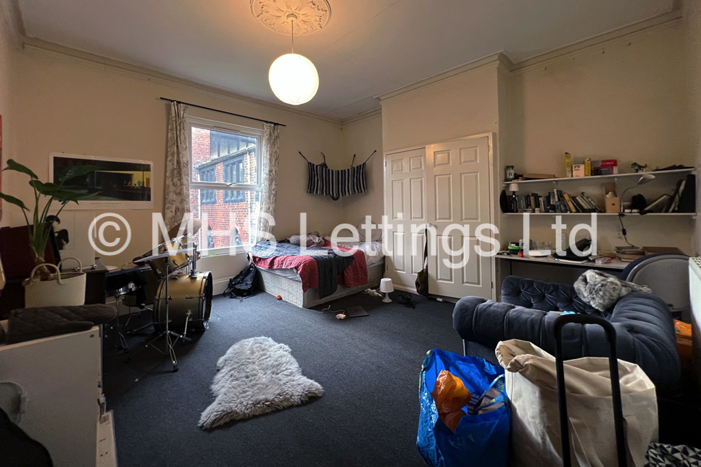 Photo of 5 Bedroom Mid Terraced House in 41 Victoria Road, Leeds, LS6 1AS