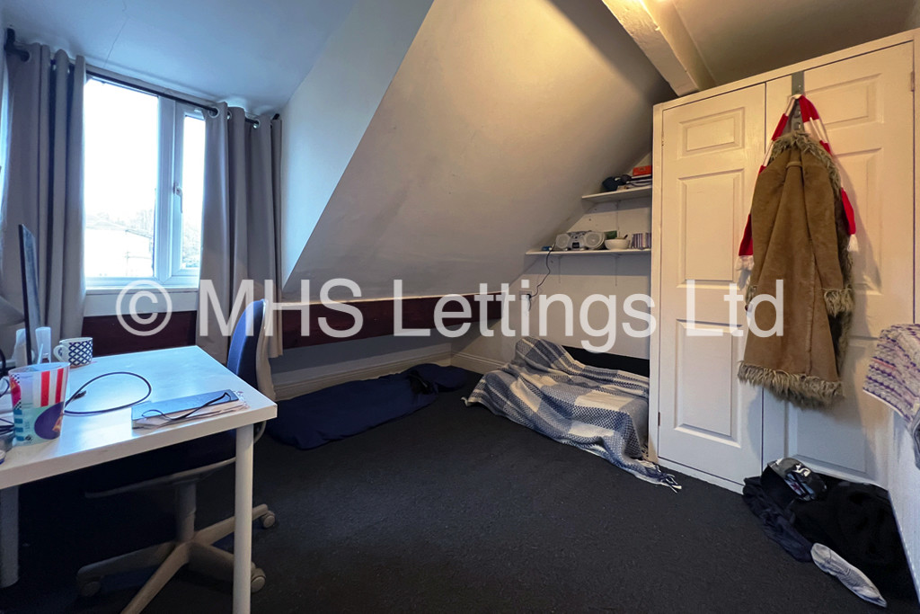 Photo of 5 Bedroom Mid Terraced House in 41 Victoria Road, Leeds, LS6 1AS