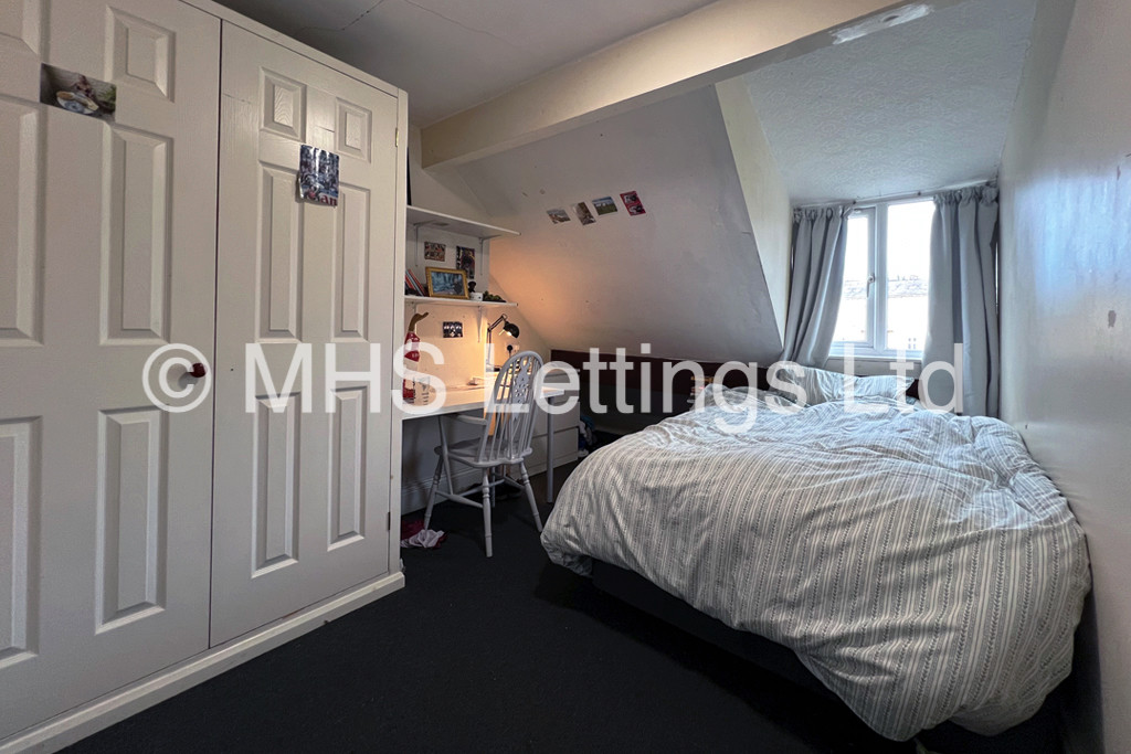 Photo of 5 Bedroom Mid Terraced House in 41 Victoria Road, Leeds, LS6 1AS