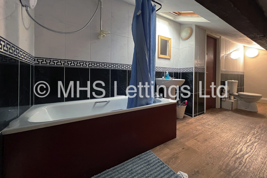 Photo of 5 Bedroom Mid Terraced House in 41 Victoria Road, Leeds, LS6 1AS