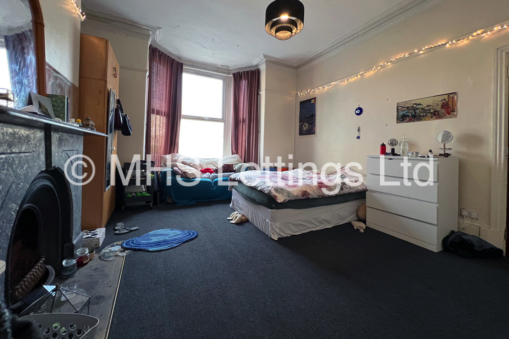 Photo of 5 Bedroom Mid Terraced House in 41 Victoria Road, Leeds, LS6 1AS