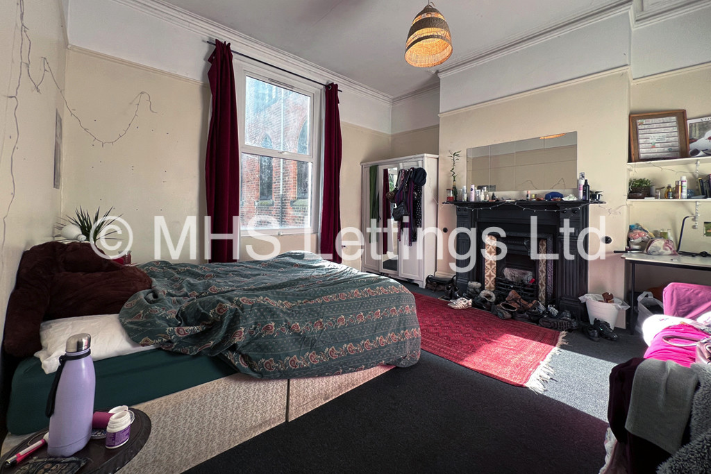 Photo of 5 Bedroom Mid Terraced House in 41 Victoria Road, Leeds, LS6 1AS