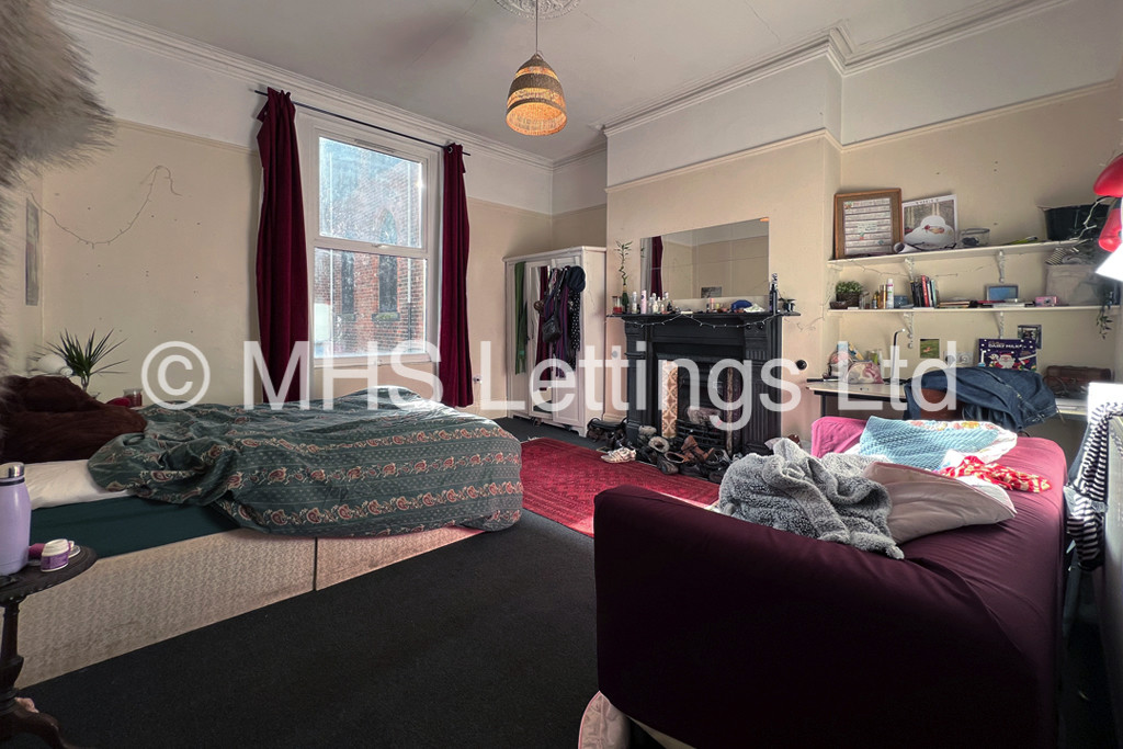 Photo of 5 Bedroom Mid Terraced House in 41 Victoria Road, Leeds, LS6 1AS