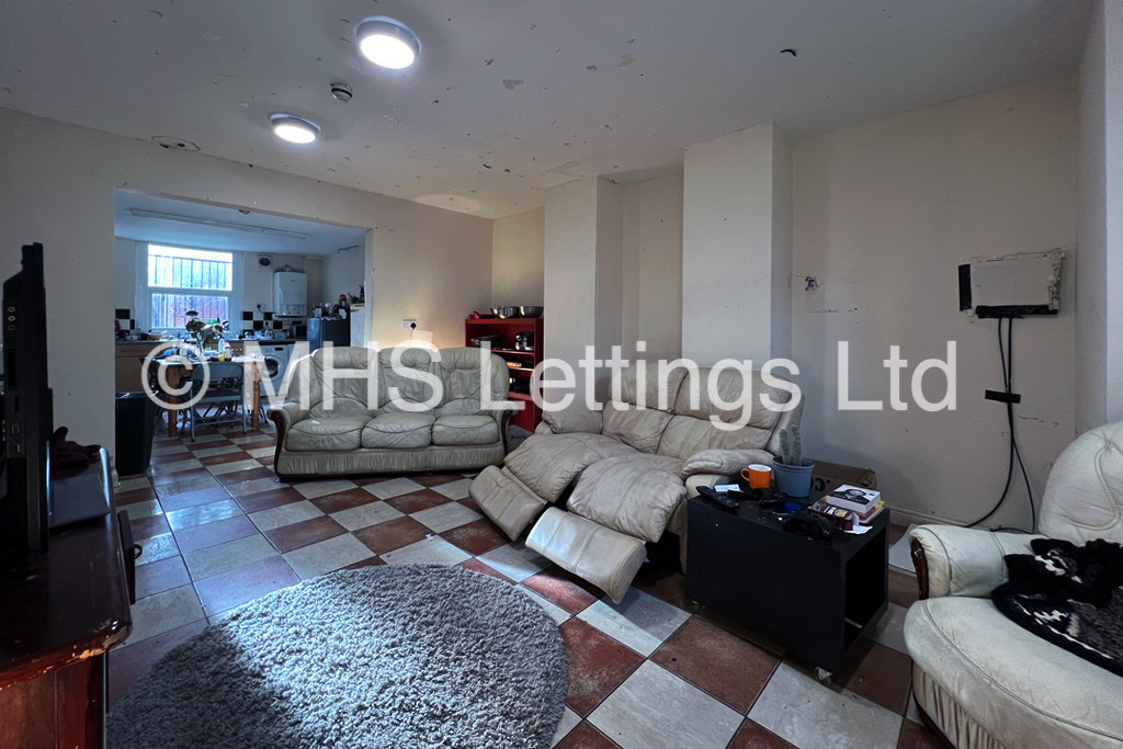 Photo of 5 Bedroom Mid Terraced House in 41 Victoria Road, Leeds, LS6 1AS