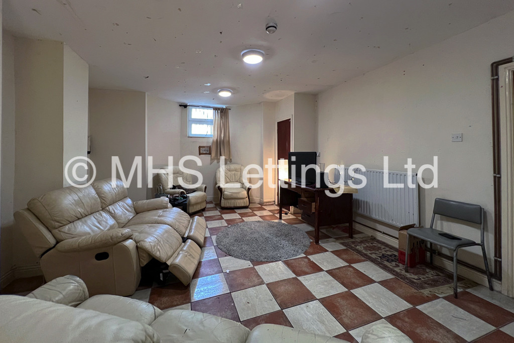 Photo of 5 Bedroom Mid Terraced House in 41 Victoria Road, Leeds, LS6 1AS