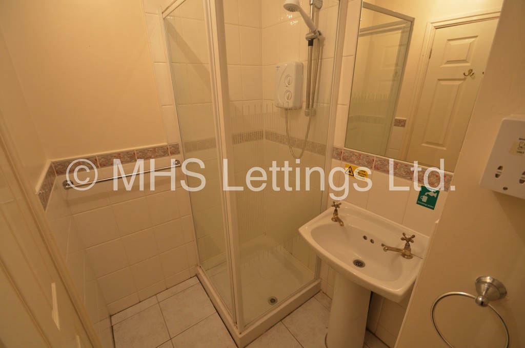 Photo of 9 Bedroom Mid Terraced House in 16 Hanover Square, Leeds, LS3 1AP