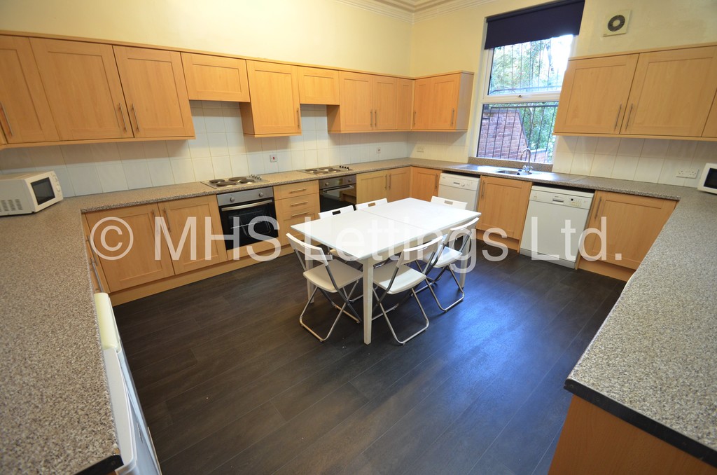 Photo of 9 Bedroom Mid Terraced House in 16 Hanover Square, Leeds, LS3 1AP