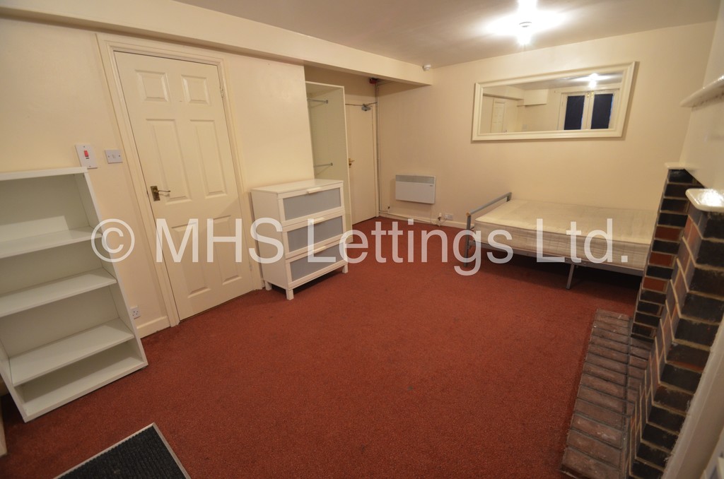 Photo of 9 Bedroom Mid Terraced House in 16 Hanover Square, Leeds, LS3 1AP