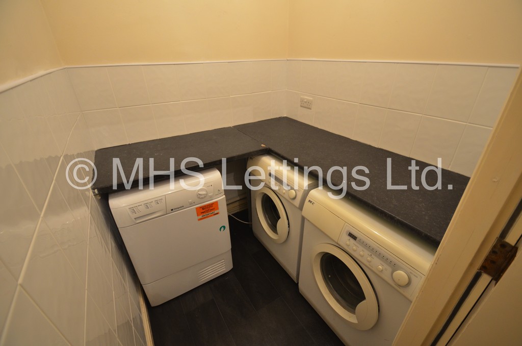 Photo of 9 Bedroom Mid Terraced House in 16 Hanover Square, Leeds, LS3 1AP