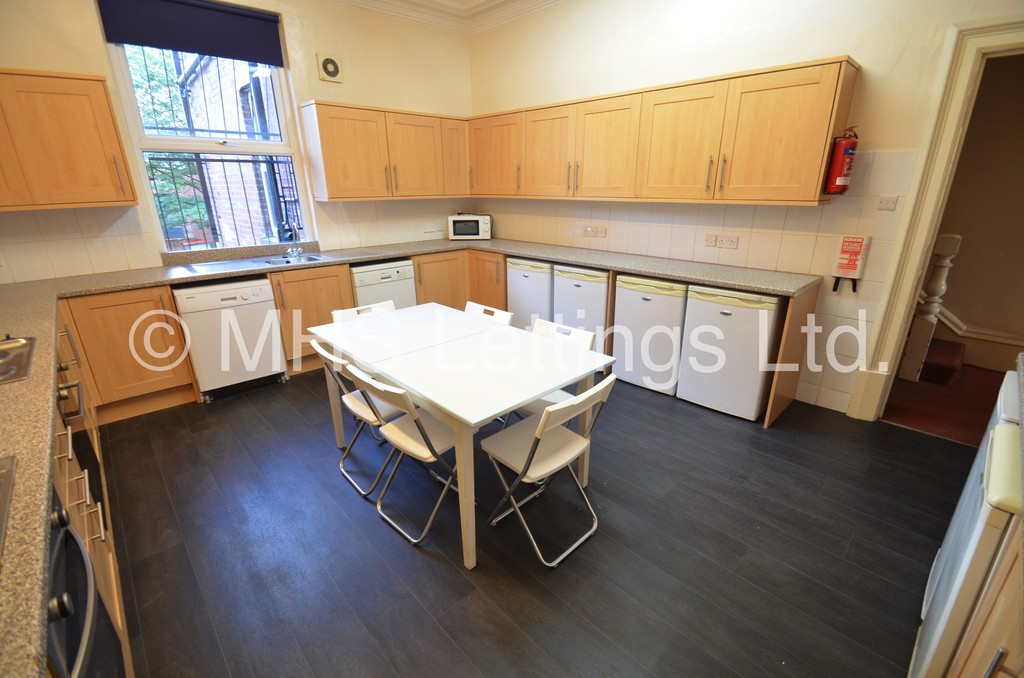 Photo of 8 Bedroom Mid Terraced House in 16 Hanover Square, Leeds, LS3 1AP
