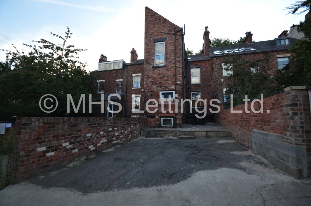 Photo of 8 Bedroom Mid Terraced House in 16 Hanover Square, Leeds, LS3 1AP